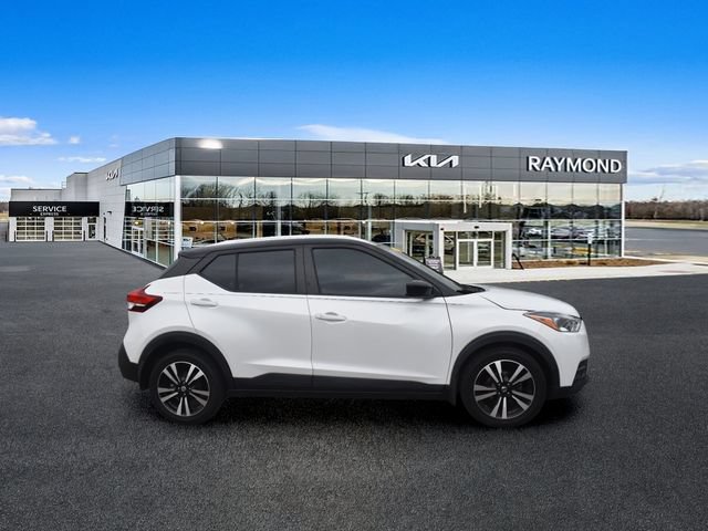 Used 2018 Nissan Kicks SV FWD image 2