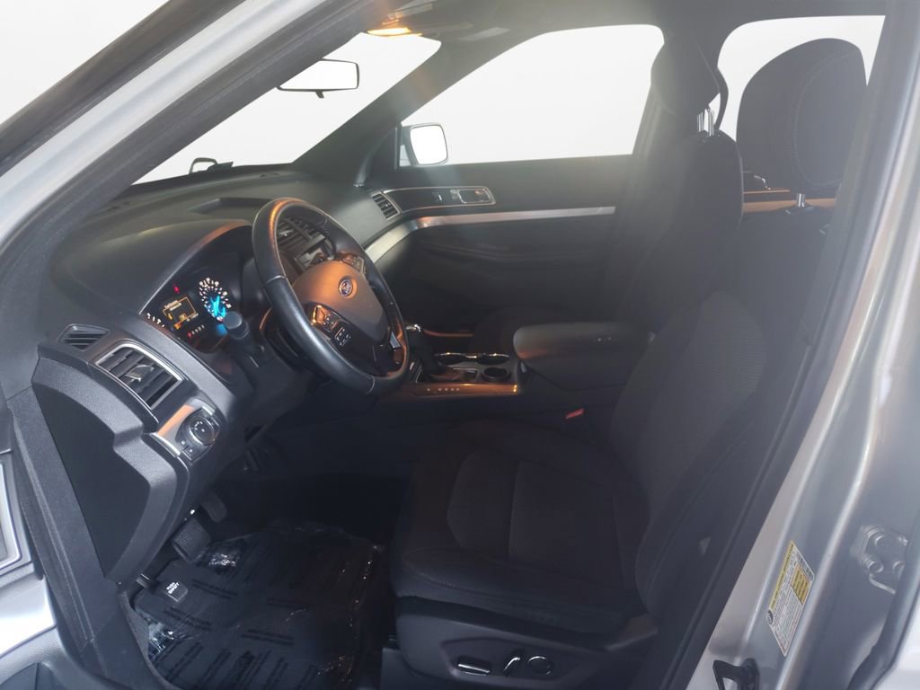 Used 2017 Ford Explorer XLT image 17