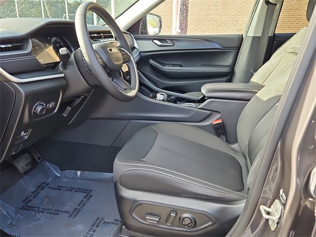 Used 2023 Jeep Grand Cherokee Laredo image 13