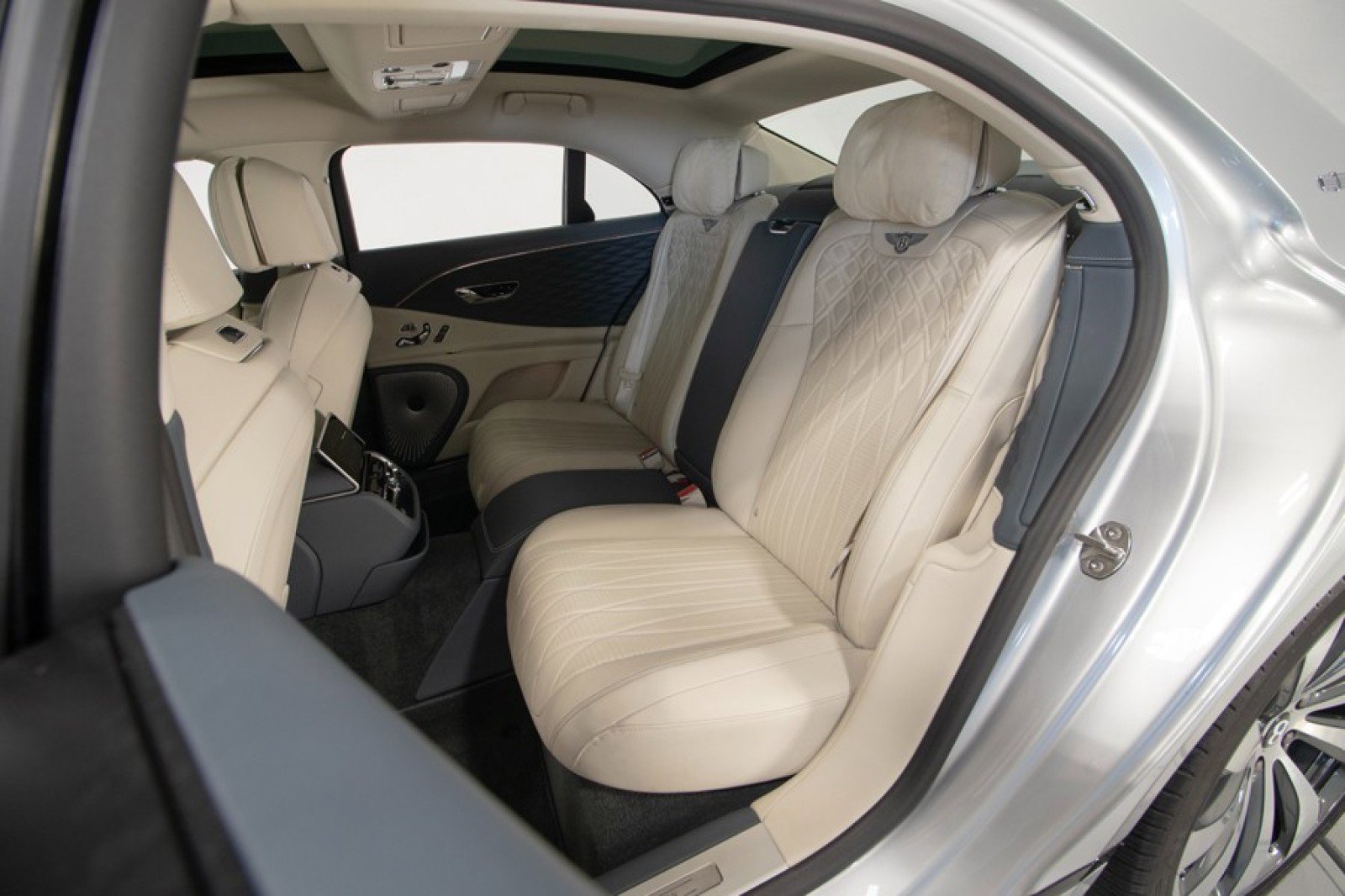 Used 2021 Bentley Flying Spur W12 image 44
