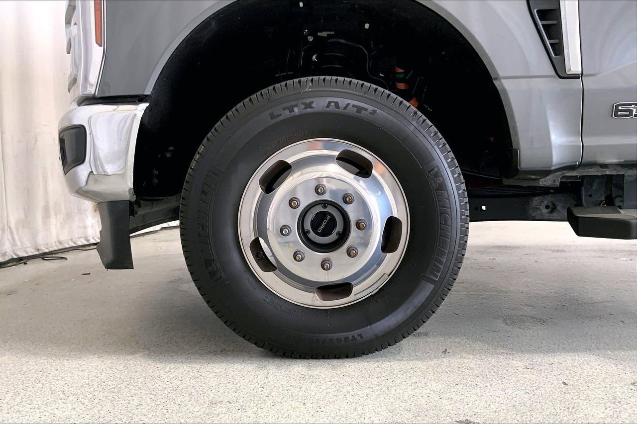 Used 2025 Ford F350 Lariat image 6