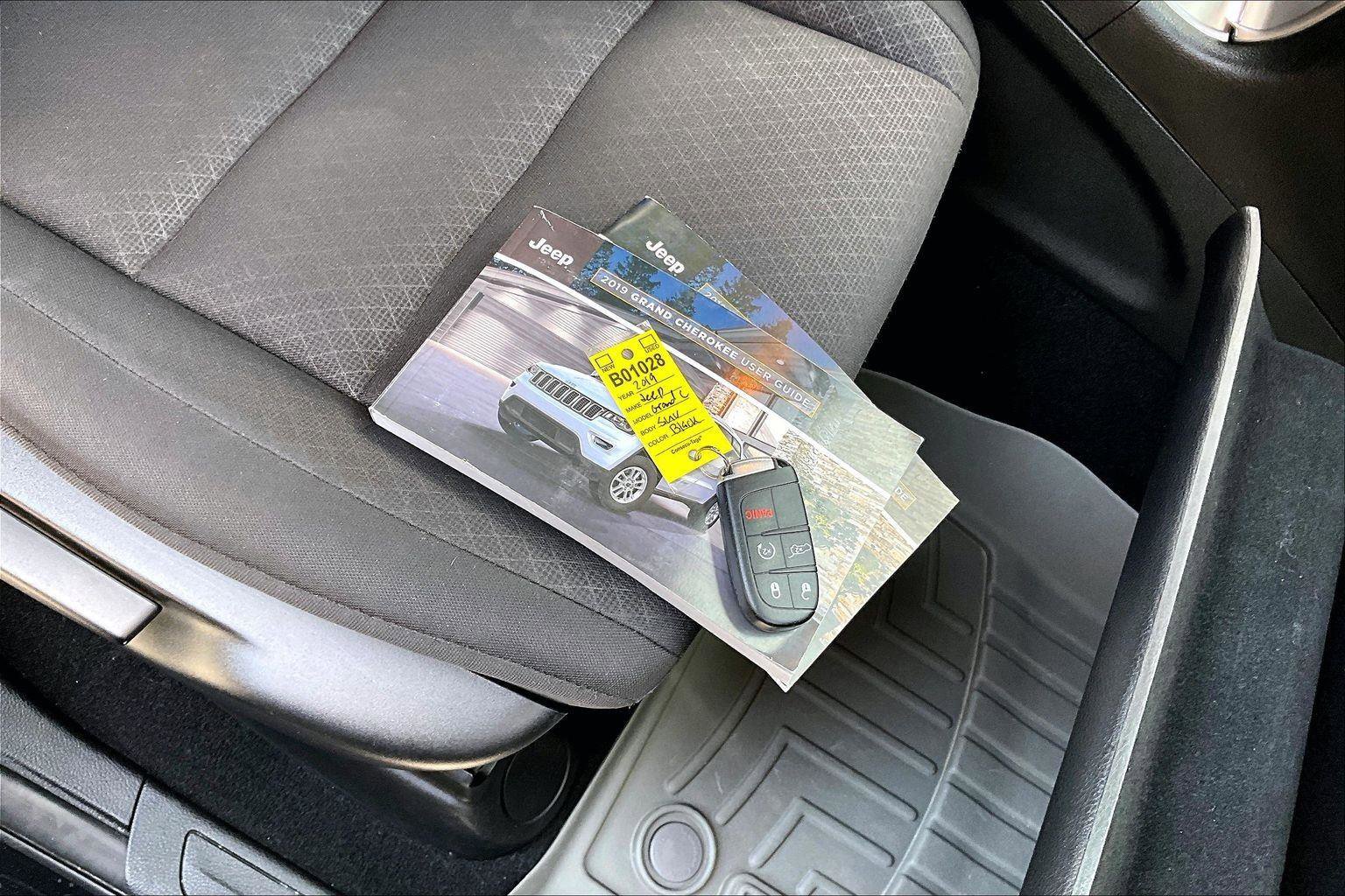 Used 2019 Jeep Grand Cherokee Laredo w/ Security & Convenience Group AWD/4WD image 18