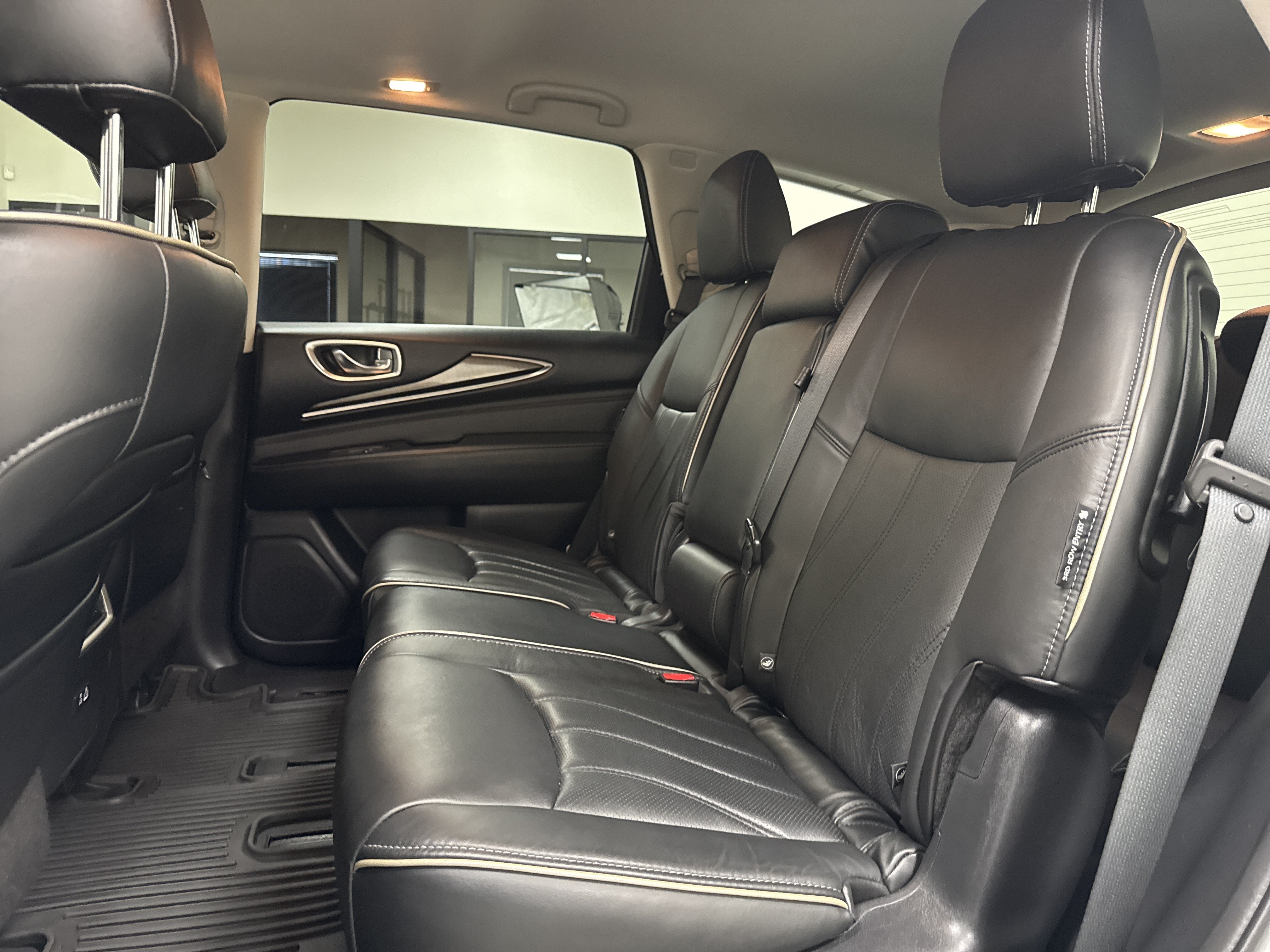 Used 2019 INFINITI QX60 Luxe w/ Essential Package FWD image 16