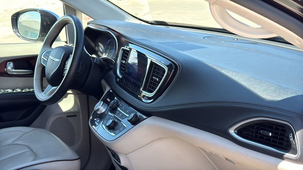 Used 2017 Chrysler Pacifica Limited image 31