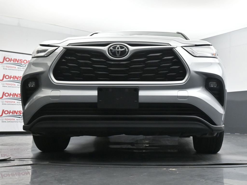 Used 2022 Toyota Highlander XLE AWD/4WD image 36