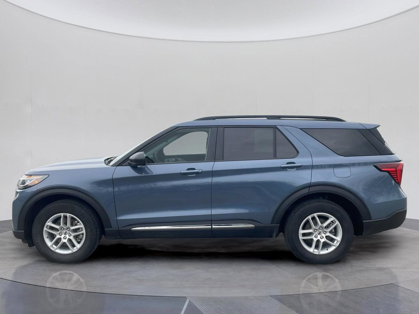 Certified 2025 Ford Explorer Active image 2