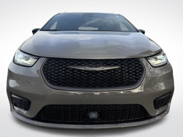 Used 2025 Chrysler Pacifica Limited video 2