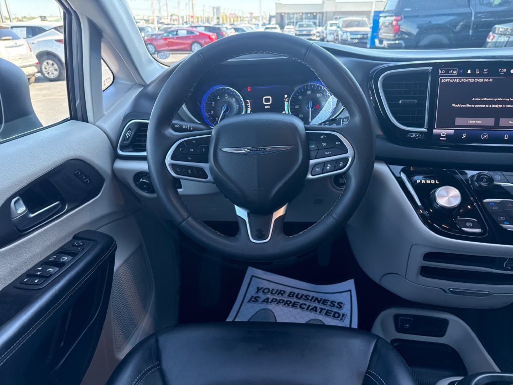 Used 2023 Chrysler Pacifica Touring-L FWD image 16