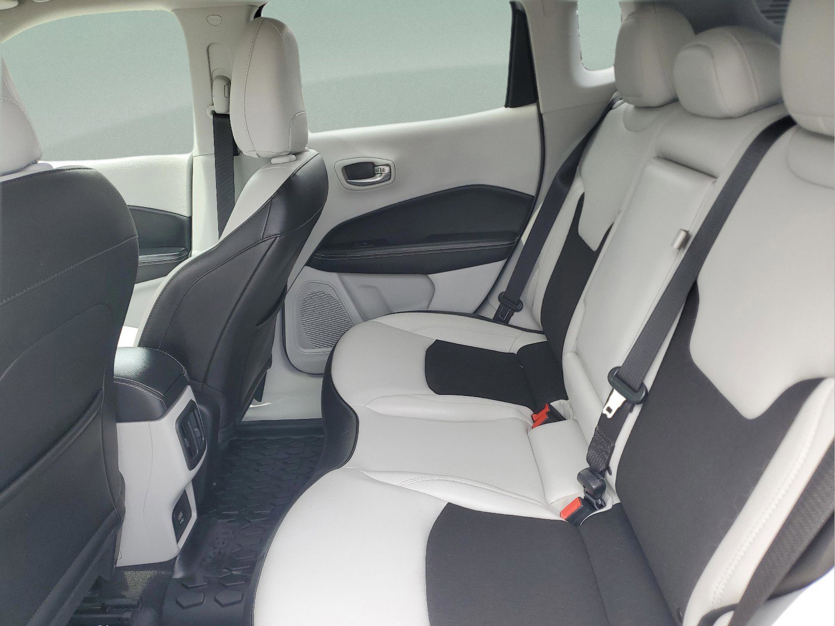 Certified 2021 Jeep Compass Latitude w/ Sun and Sound Group FWD image 6