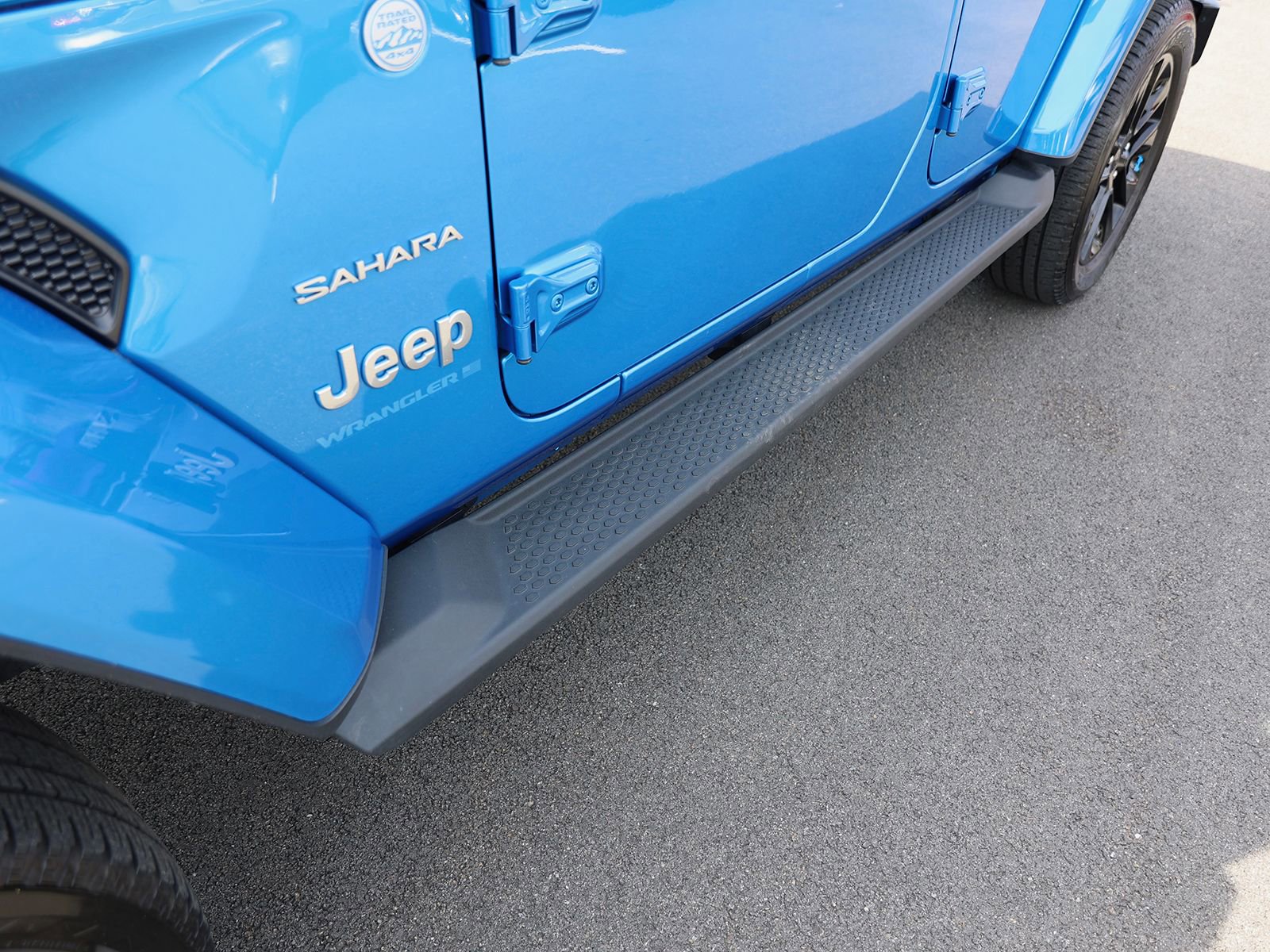 Used 2023 Jeep Wrangler Unlimited Sahara AWD/4WD image 9