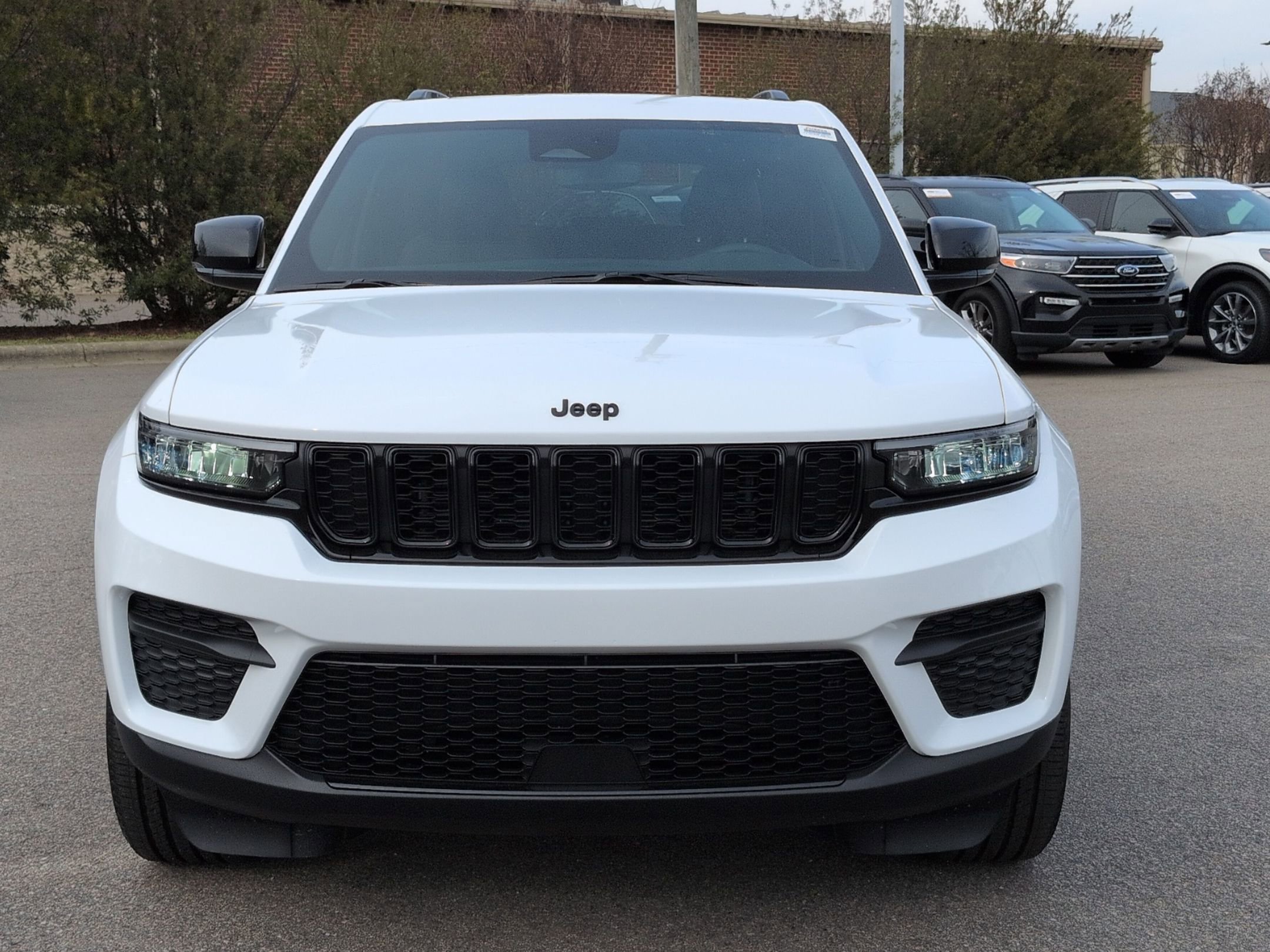 Used 2024 Jeep Grand Cherokee Altitude image 3
