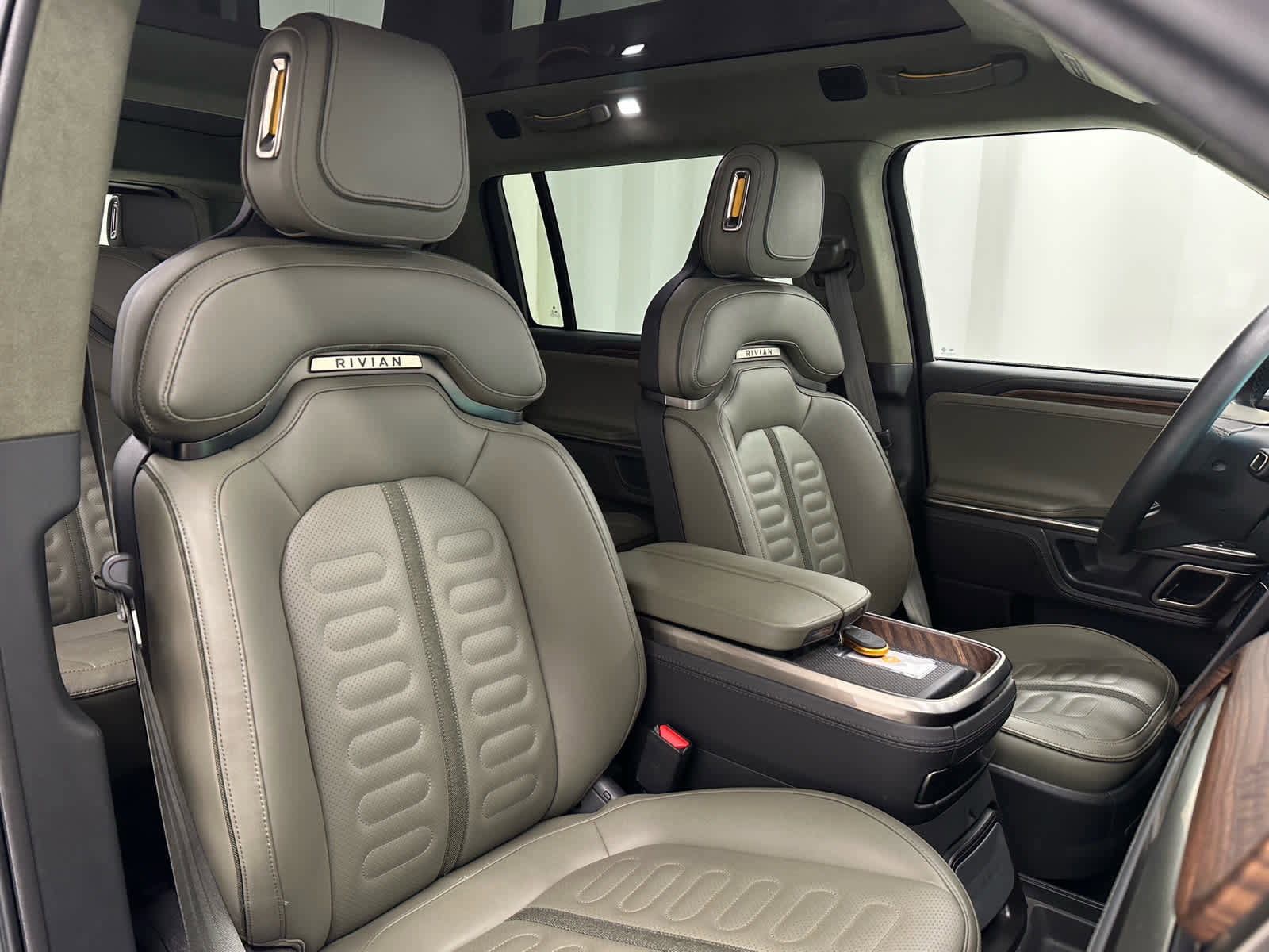 Used 2024 Rivian R1S Adventure image 20