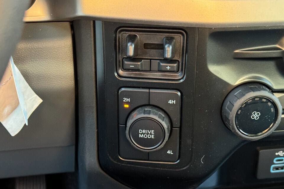 Used 2024 Ford F350 XLT AWD/4WD image 31