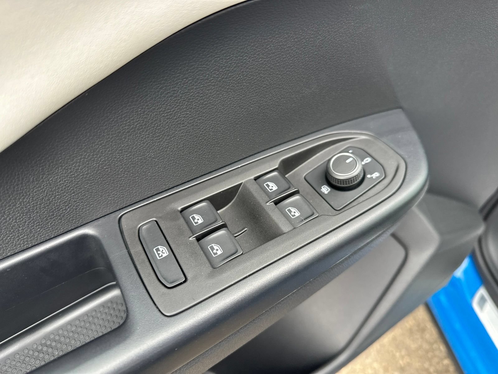Certified 2025 Volkswagen Taos SE AWD/4WD image 18