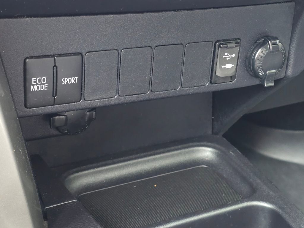 Used 2017 Toyota RAV4 XLE AWD/4WD image 37