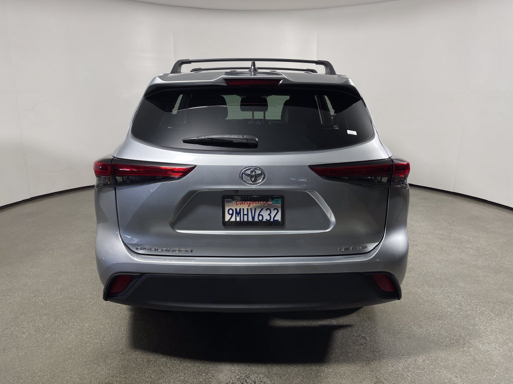 Used 2022 Toyota Highlander LE AWD/4WD image 4