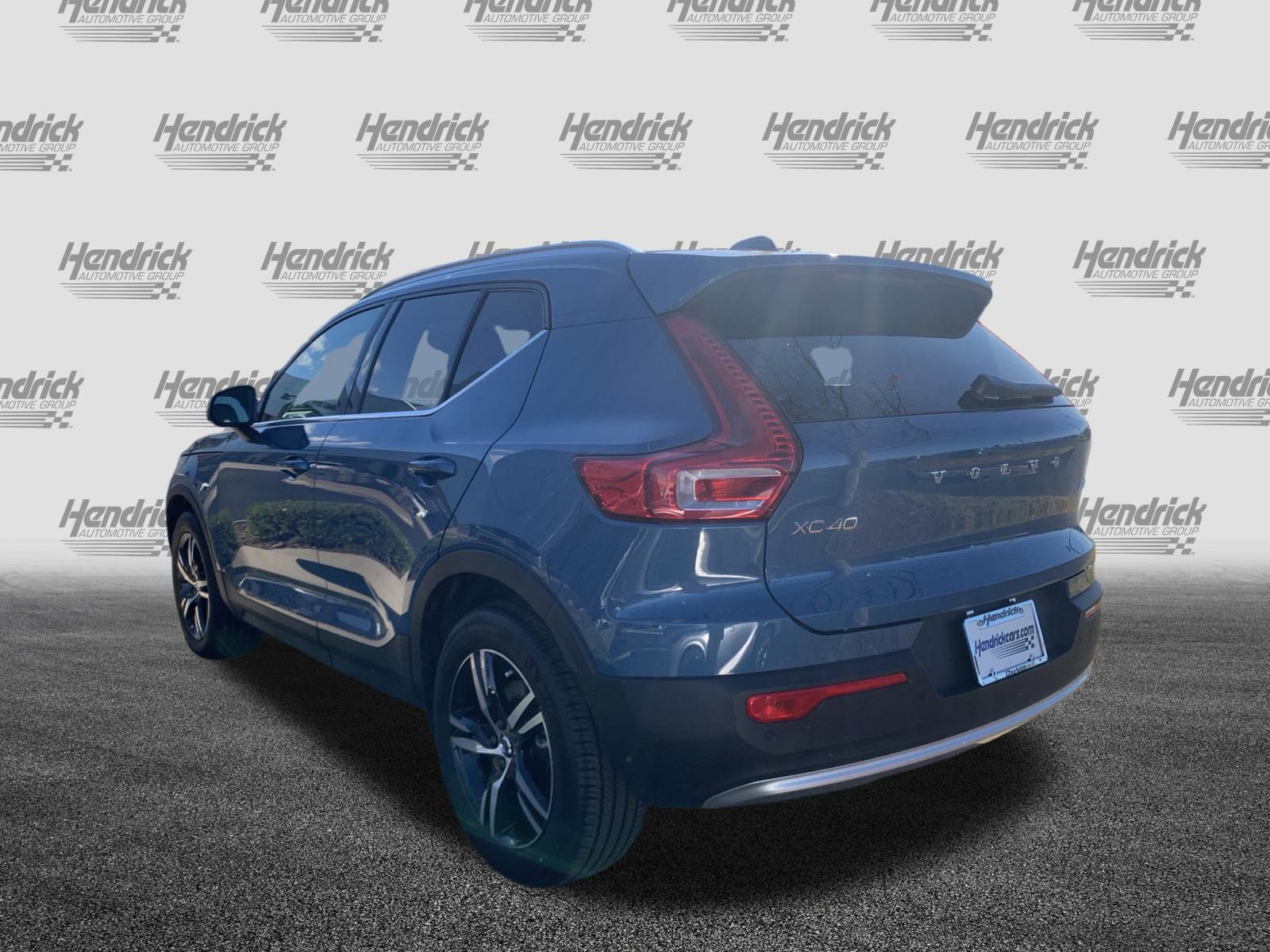 Used 2025 Volvo XC40 B5 Core image 8