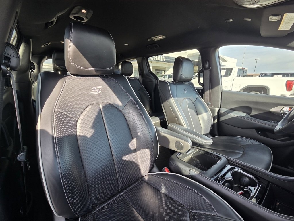 Used 2021 Chrysler Pacifica Limited w/ Uconnect Theater Family Group image 29