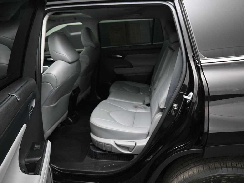 Used 2021 Toyota Highlander XLE image 28