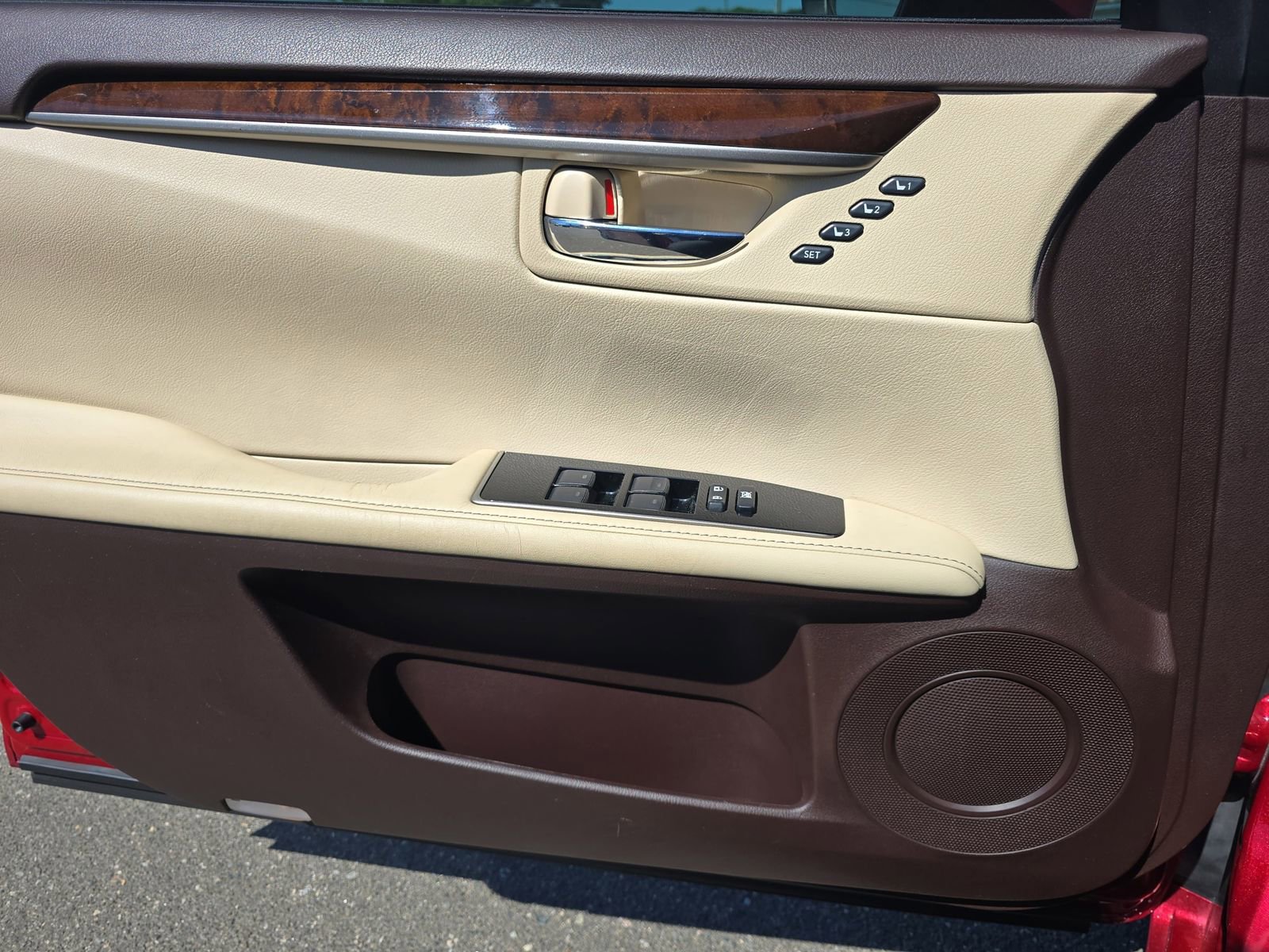 Used 2016 Lexus ES 300h w/ Luxury Package w/Wood Trim FWD image 30