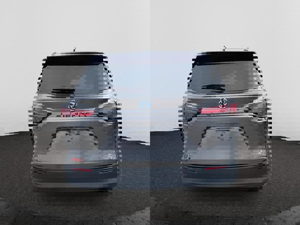 Used 2022 Toyota Sienna LE image 5