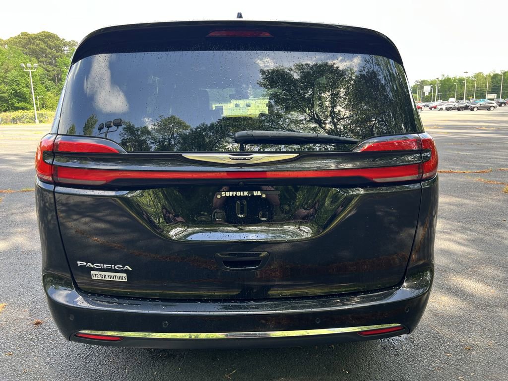 Used 2025 Chrysler Pacifica Select FWD image 4