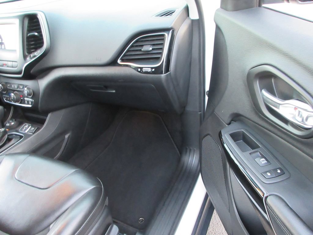 Used 2021 Jeep Cherokee Latitude Plus AWD/4WD image 18