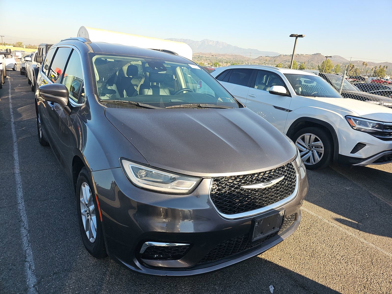 Used 2021 Chrysler Pacifica Touring-L image 4