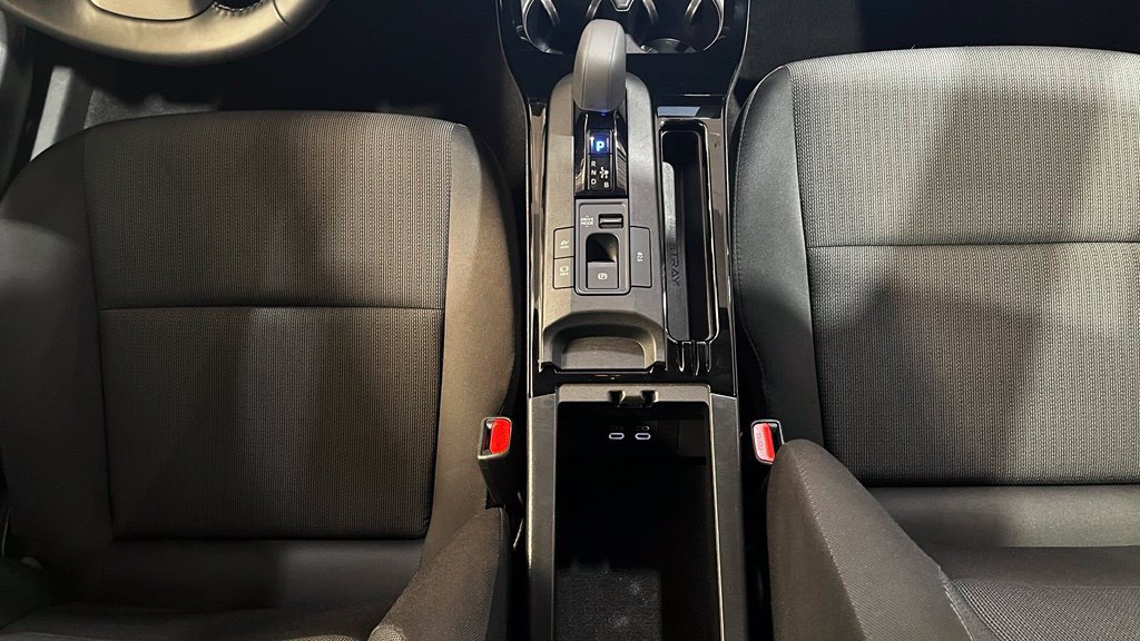 Used 2025 Toyota Prius LE FWD image 17