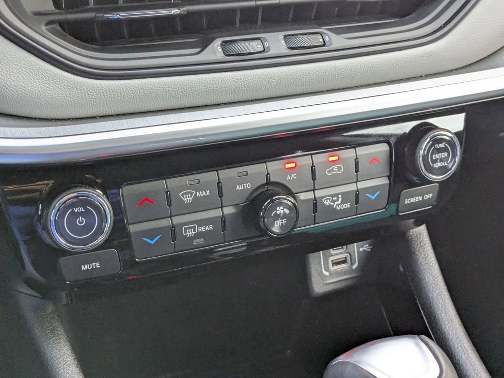 Used 2025 Jeep Compass Limited image 20