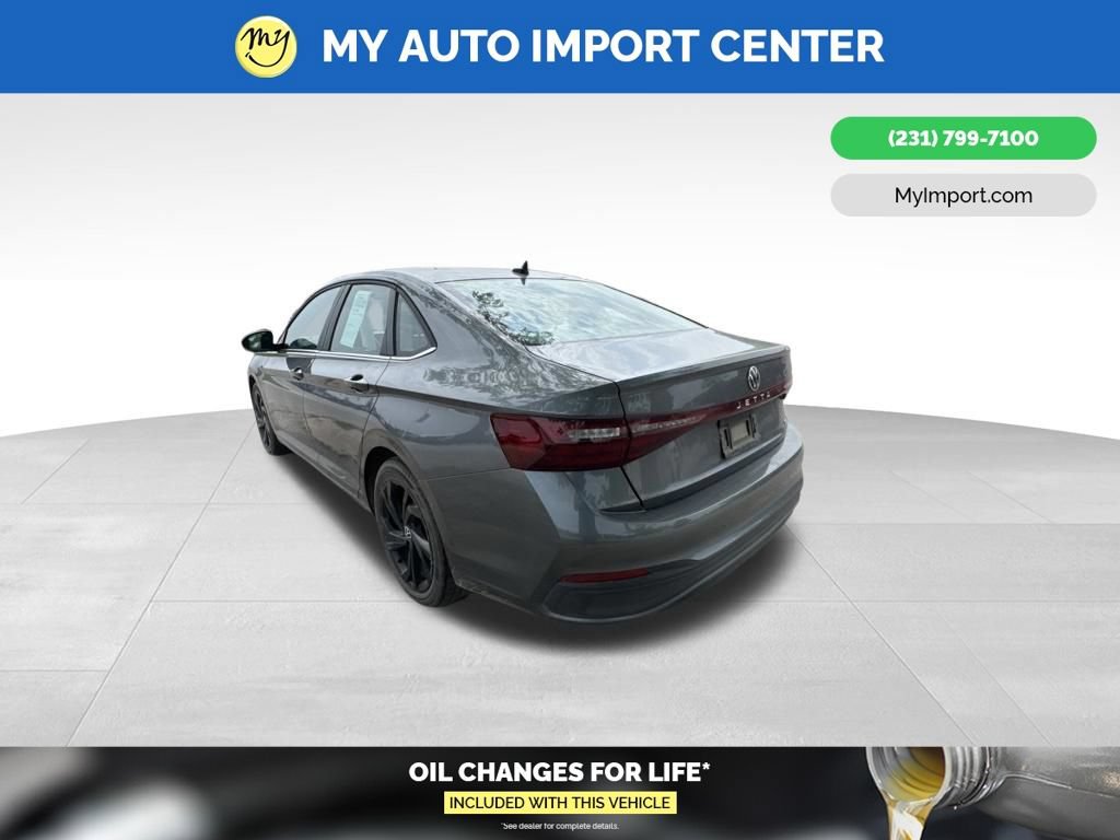 Used 2025 Volkswagen Jetta SE w/ Sunroof Package FWD image 4