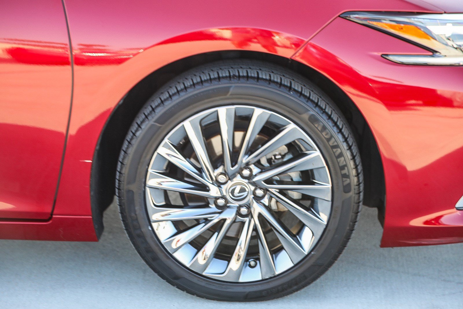 Used 2024 Lexus ES 300h w/ Accessory Package (Z2) FWD image 10