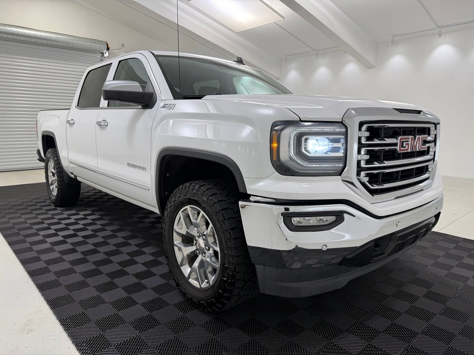 Used 2018 GMC Sierra 1500 SLT AWD/4WD image 1
