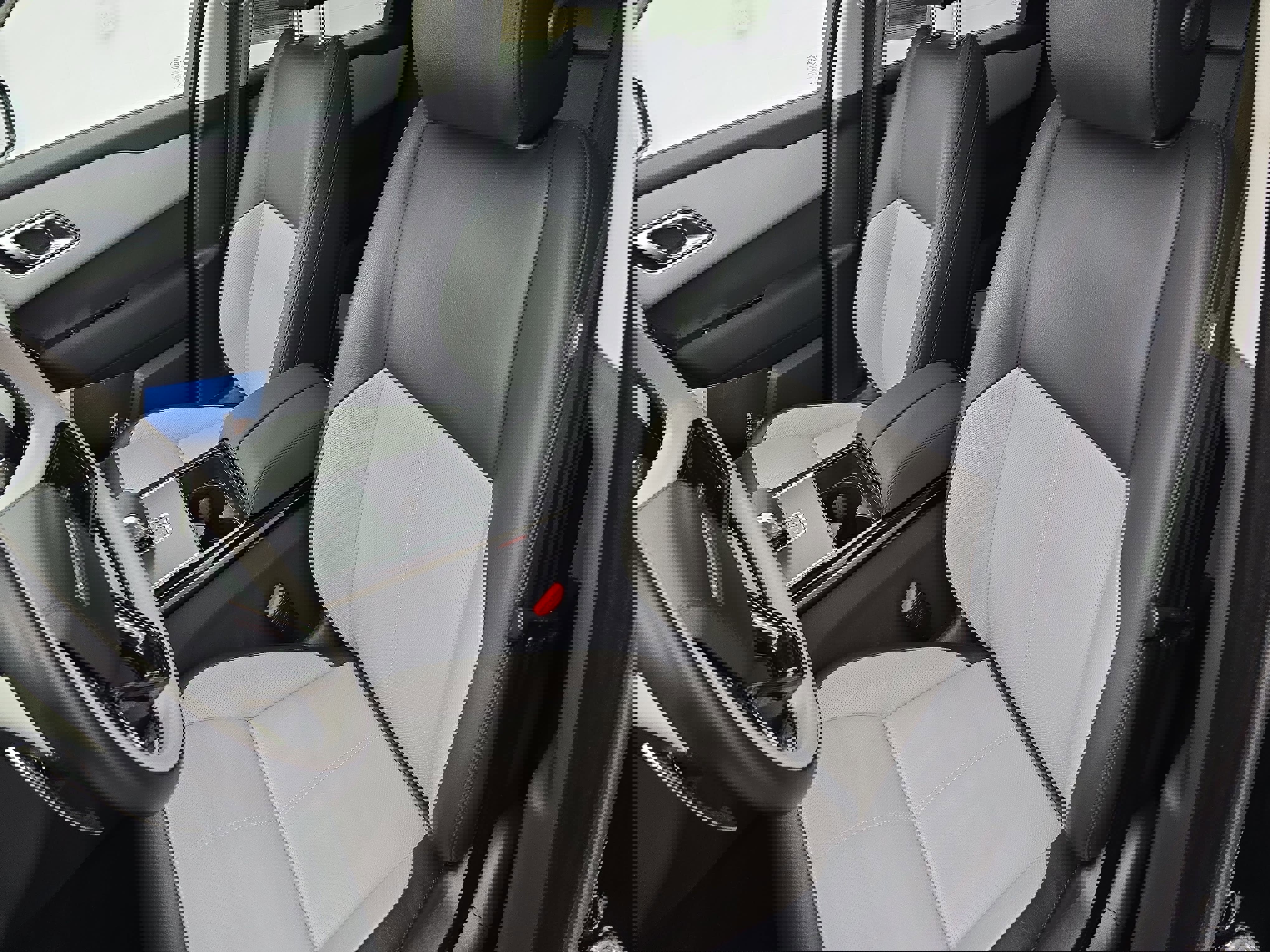 Used 2025 Land Rover Range Rover Velar Dynamic SE image 15