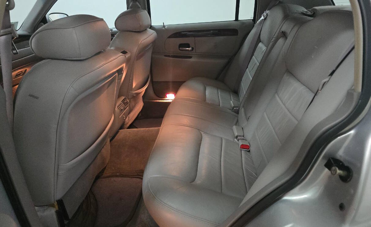 Used 2000 Lincoln Town Car Signature RWD image 13