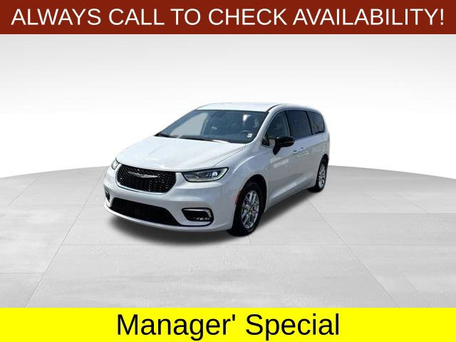 Used 2024 Chrysler Pacifica Touring-L FWD image 3