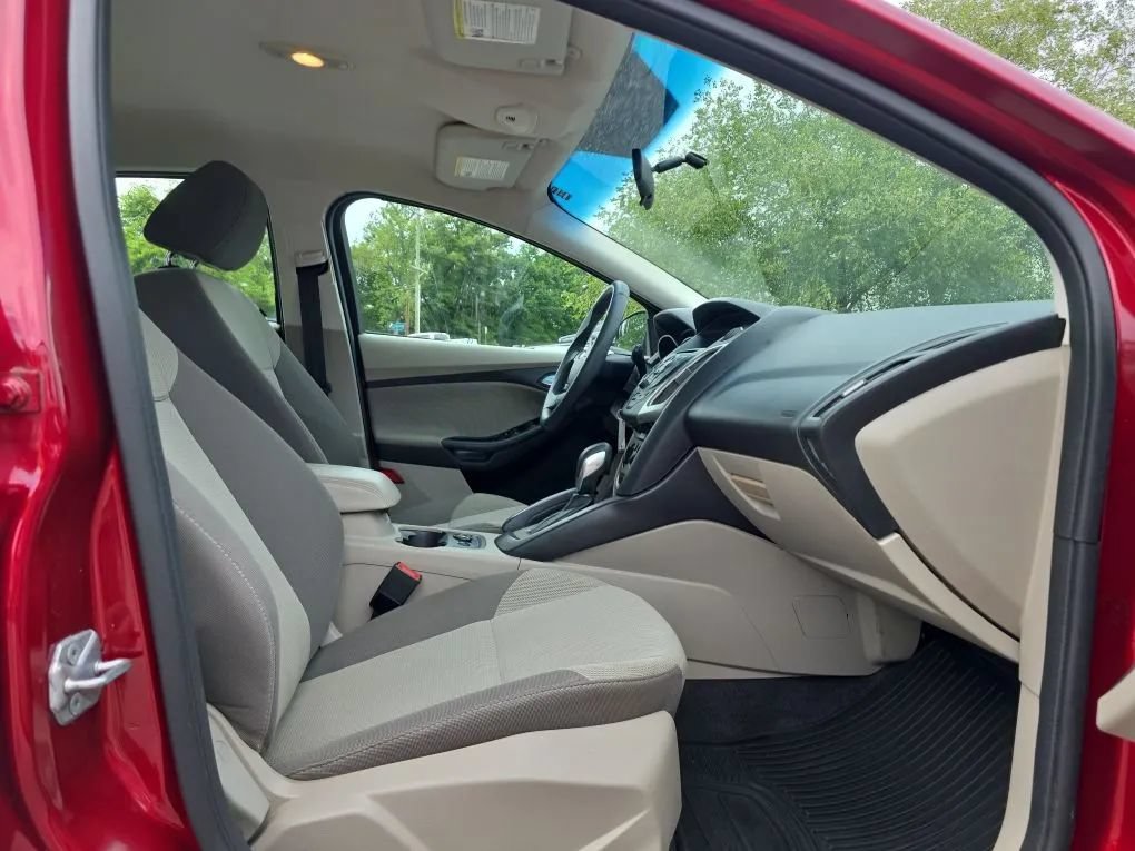 Used 2014 Ford Focus SE w/ SE Winter Package FWD image 38