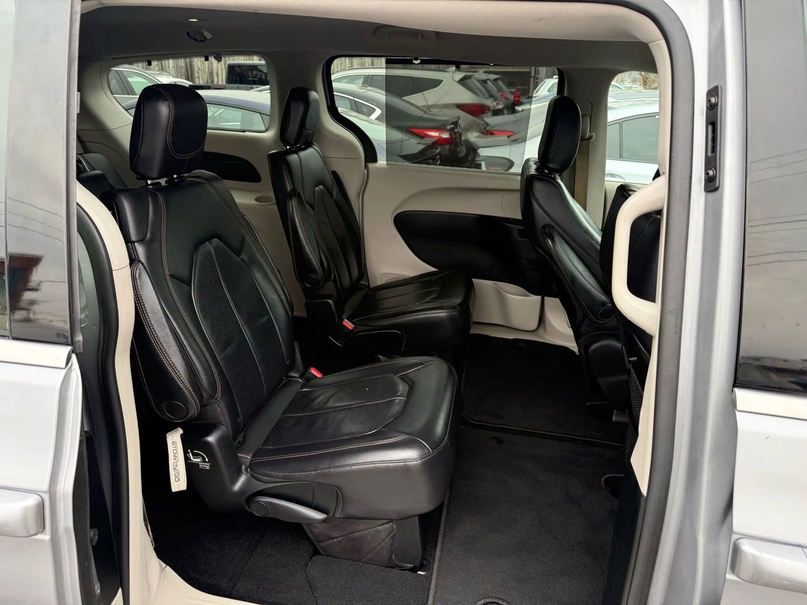 Used 2018 Chrysler Pacifica Touring-L image 8