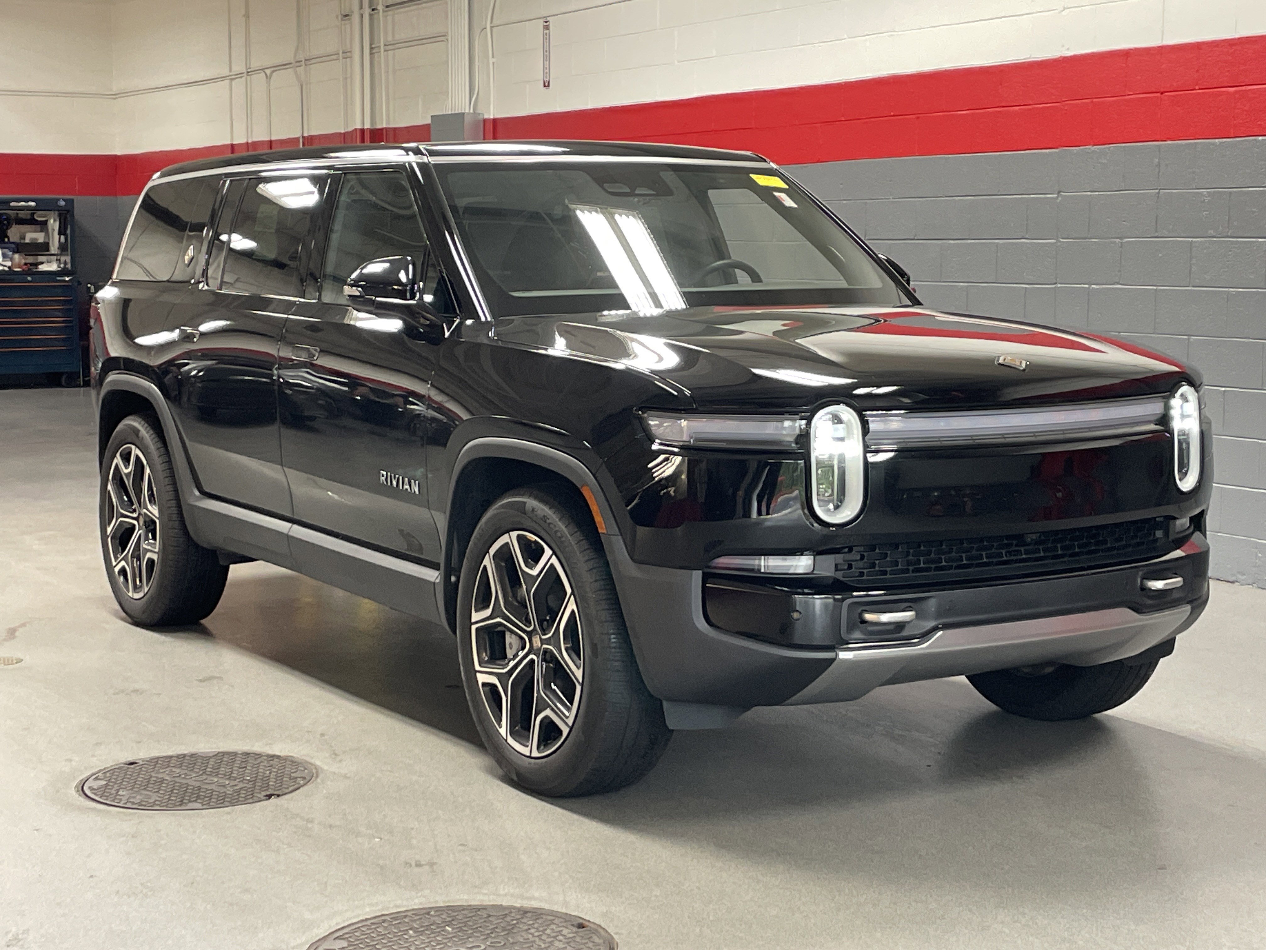 Used 2025 Rivian R1S Adventure AWD/4WD video 2