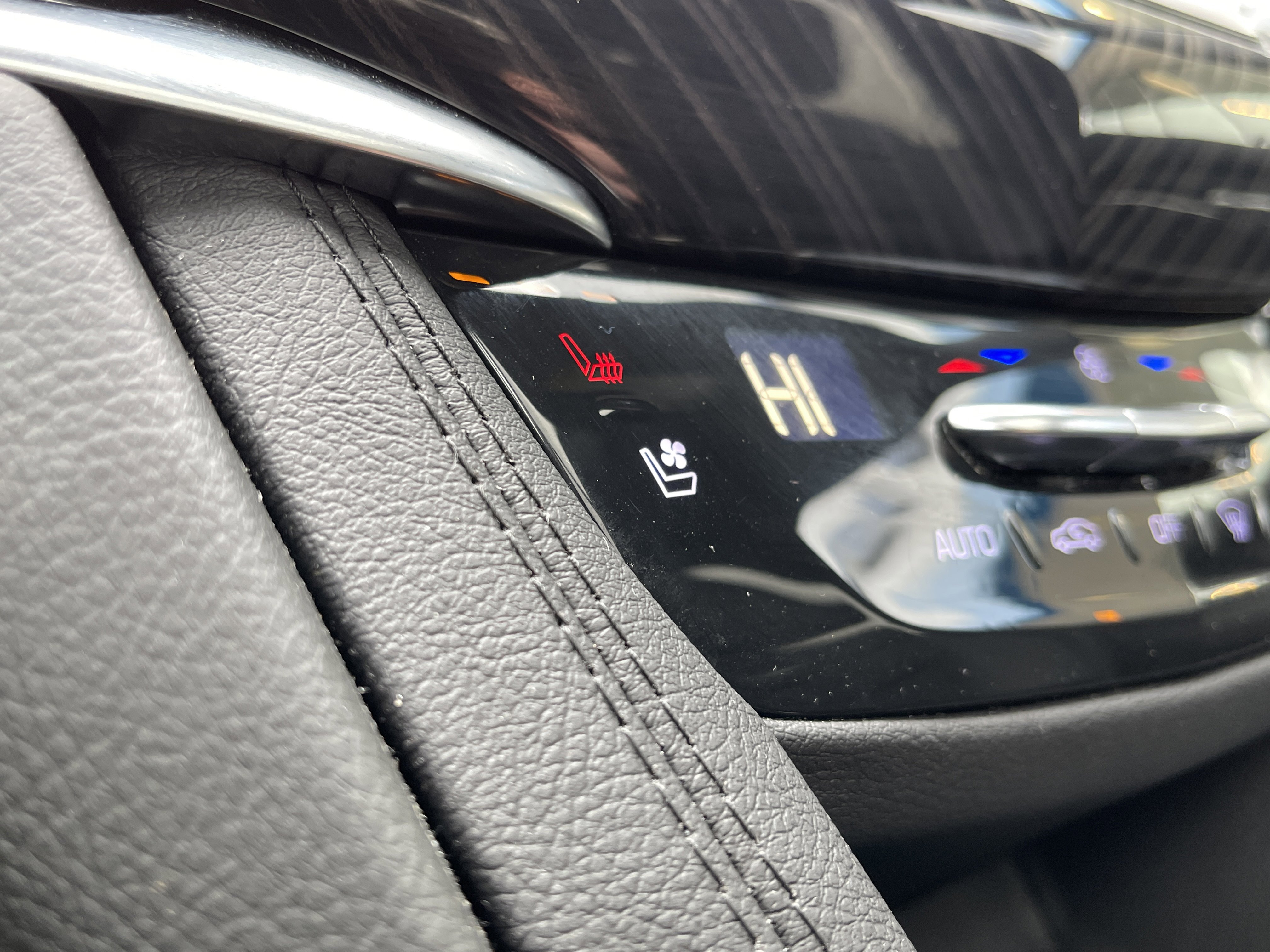 Used 2025 Cadillac XT6 Premium Luxury image 35