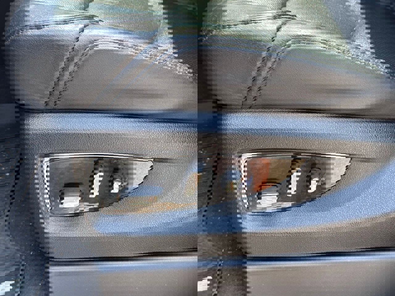 Used 2020 Cadillac Escalade Luxury w/ Escalade Sport Edition image 32