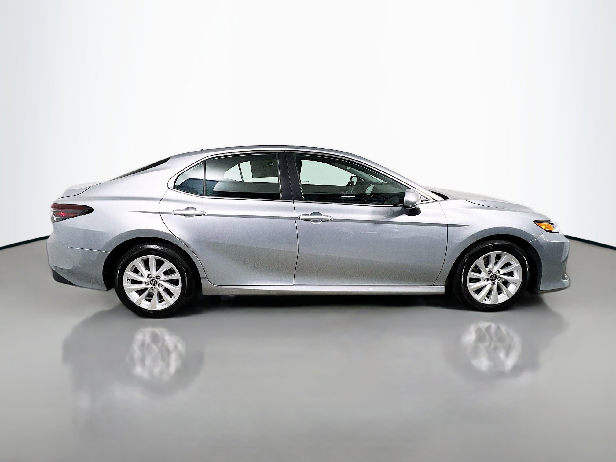 Used 2023 Toyota Camry LE image 3