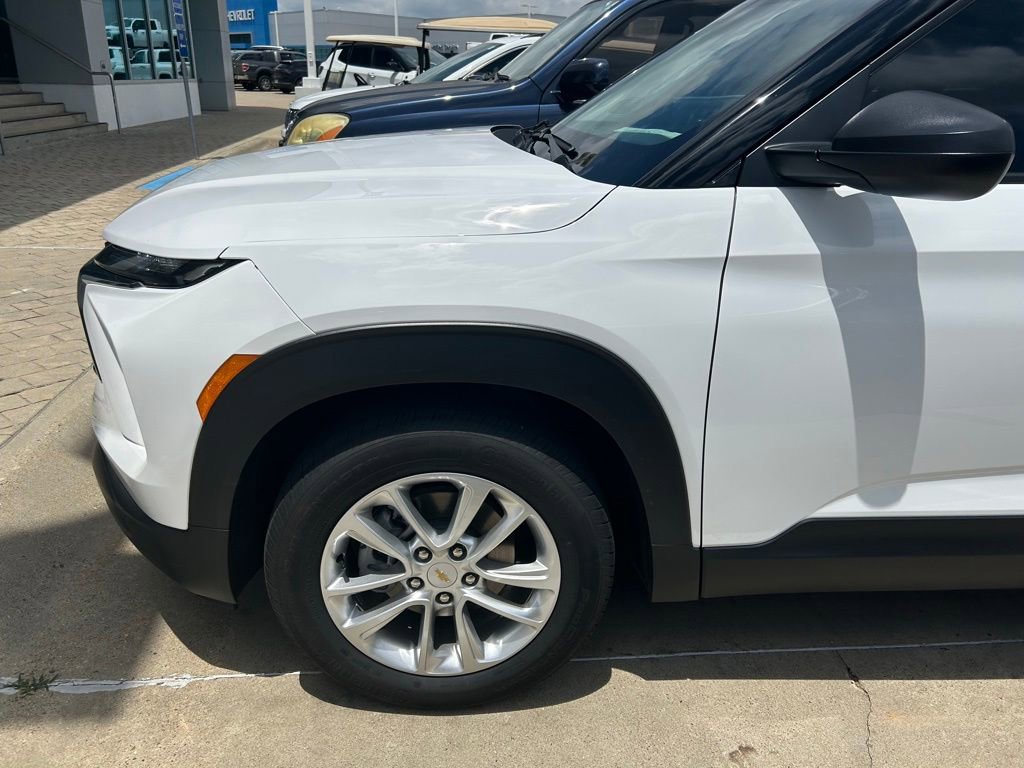 Used 2026 Chevrolet TrailBlazer LS w/ LS Convenience Package FWD image 2