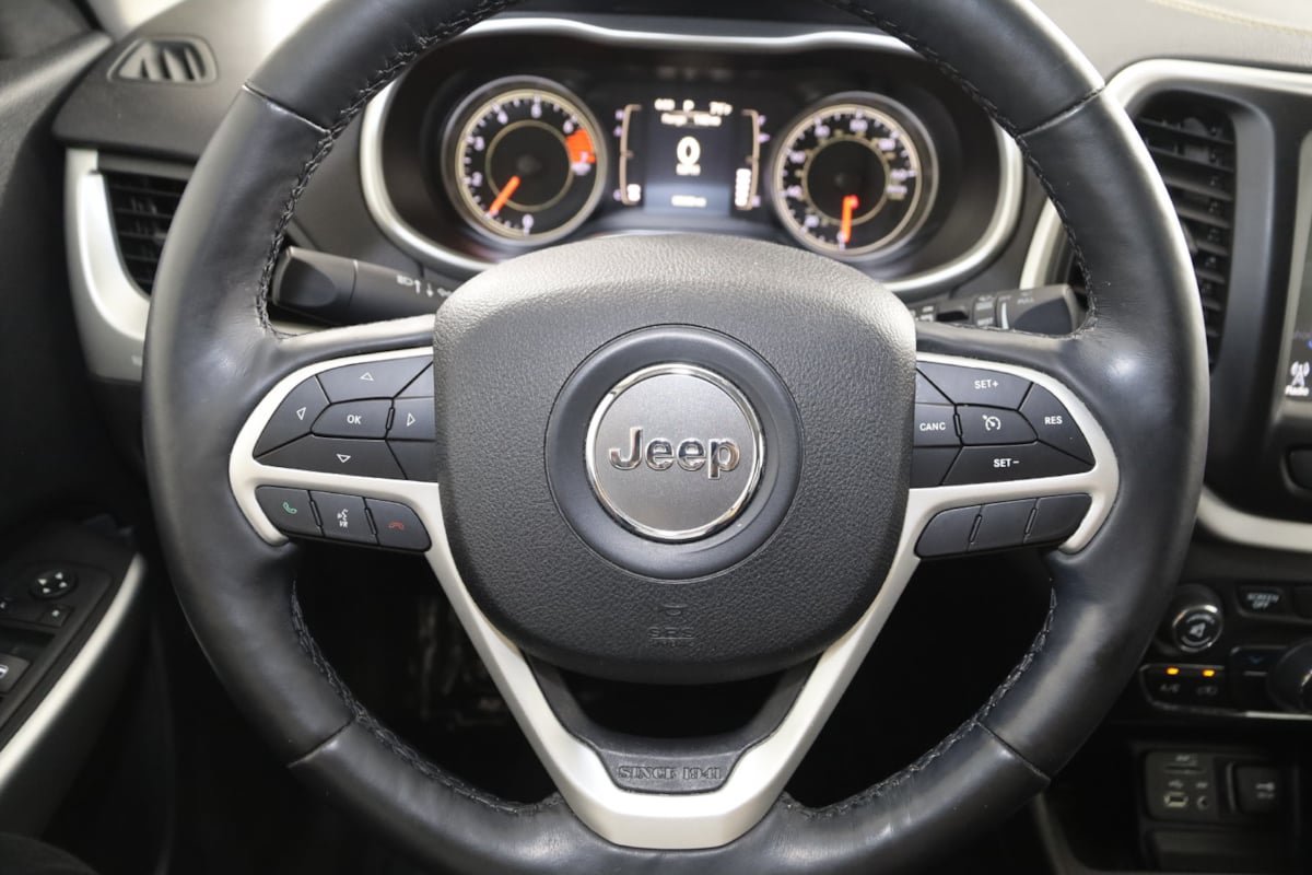 Used 2018 Jeep Cherokee Latitude Plus w/ Cold Weather Group FWD image 33