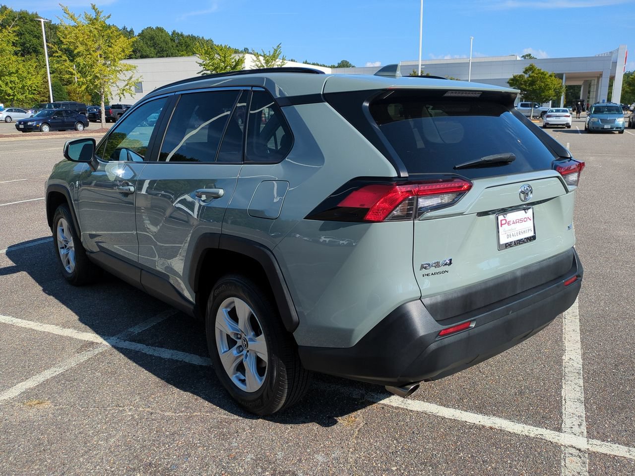 Used 2020 Toyota RAV4 XLE FWD image 6