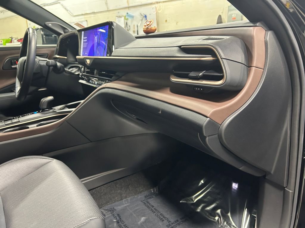 Used 2023 Toyota Crown Limited image 26