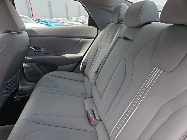 Used 2022 Hyundai Elantra SEL w/ Convenience + Premium Package FWD image 12