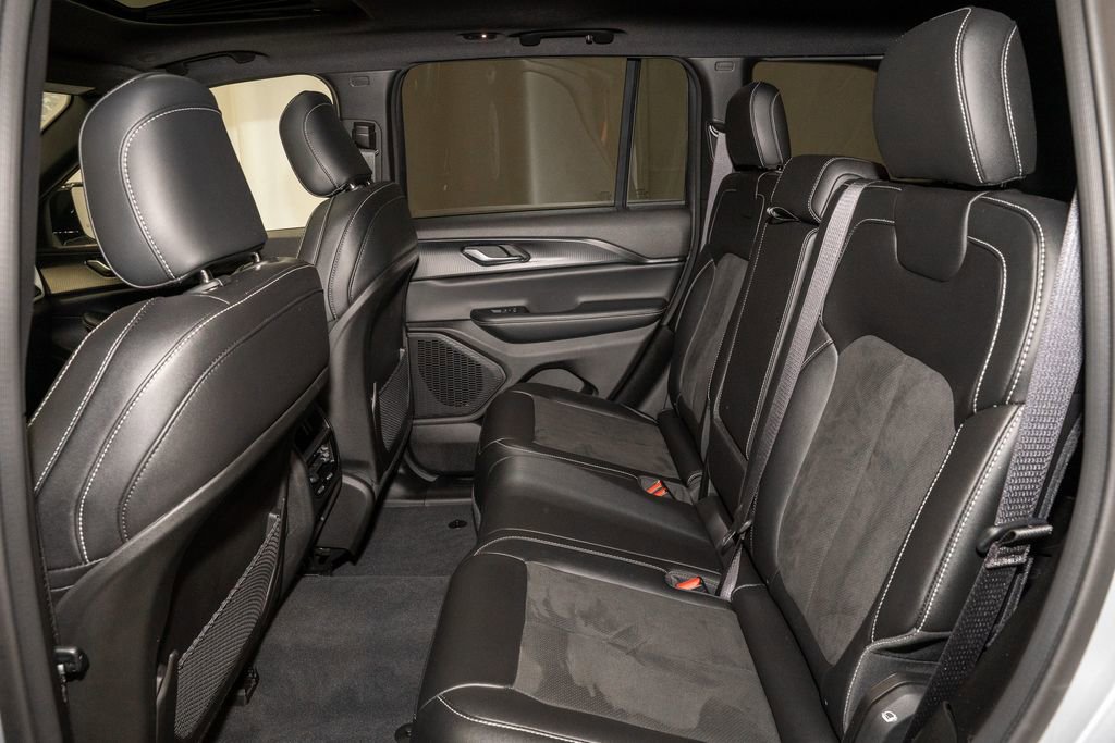 Used 2023 Jeep Grand Cherokee Altitude image 9