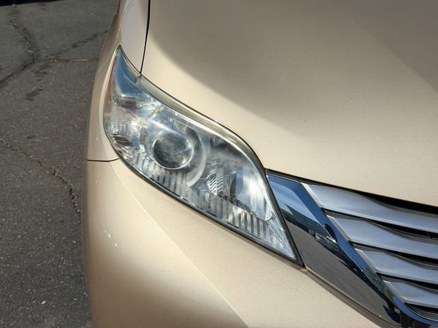Used 2014 Toyota Sienna Limited w/ Limited Premium Package image 5