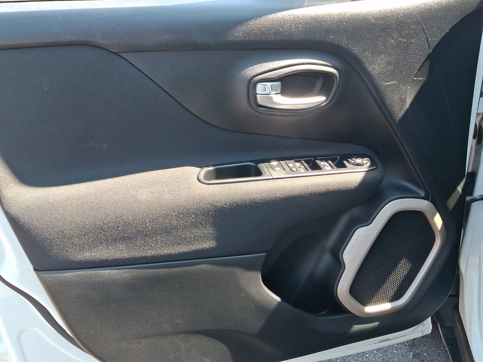Used 2015 Jeep Renegade Latitude AWD/4WD image 12